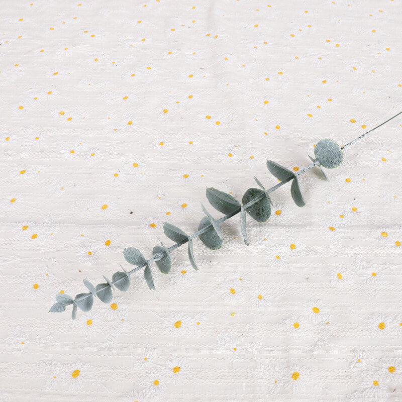Arrangement de fausses feuilles d'eucalyptus