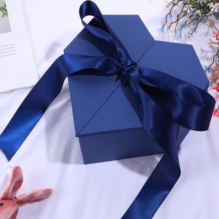 Boîtes en forme de cœur avec ruban