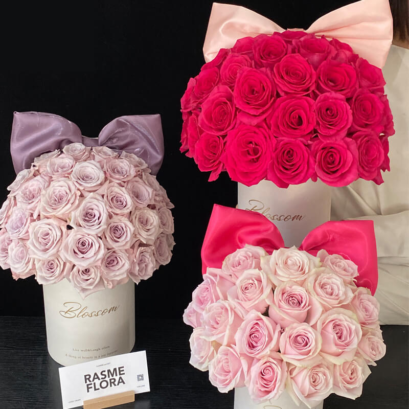 Simple Hand Holding Gift Box