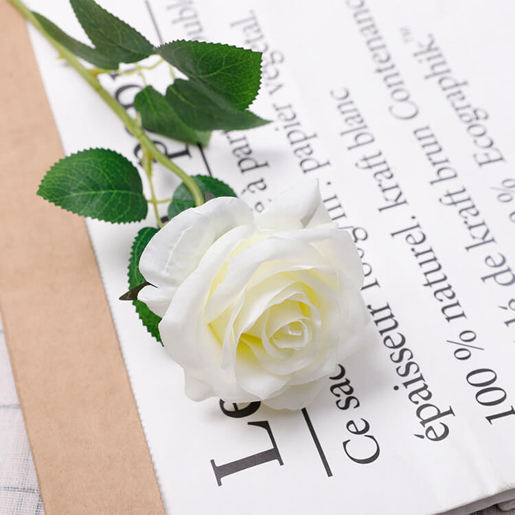 Flores rosas artificiales de tallo largo