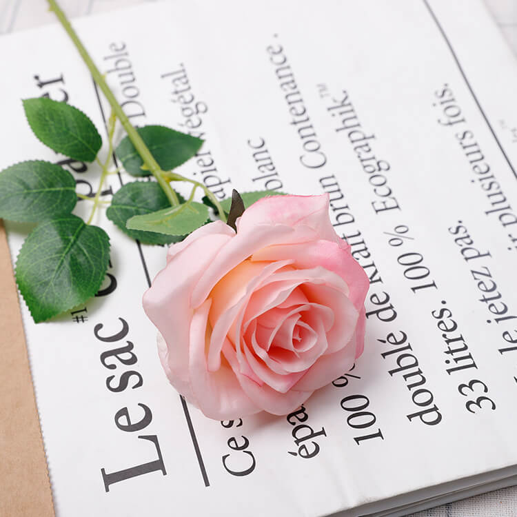 Flores rosas artificiales de tallo largo