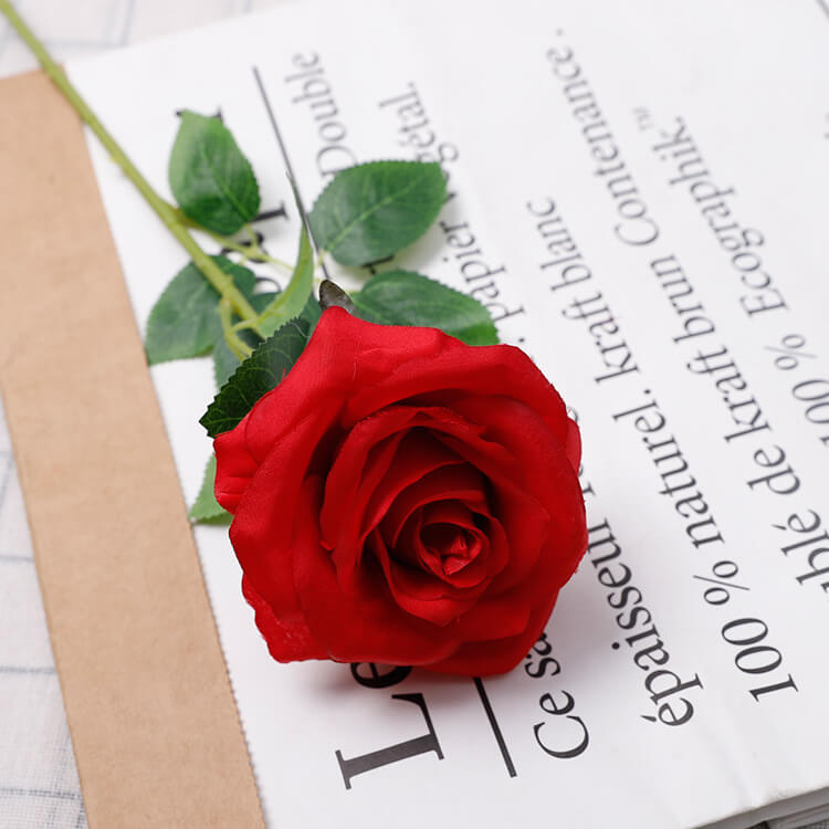 Flores rosas artificiales de tallo largo