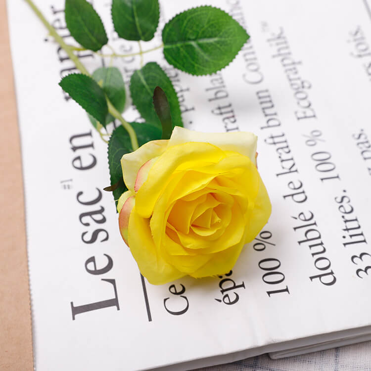 Flores rosas artificiales de tallo largo