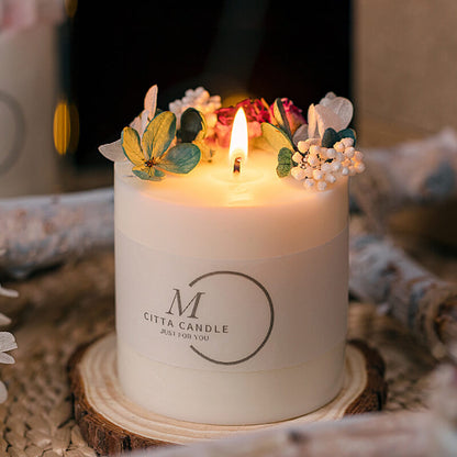 Velas perfumadas con flores secas para aromaterapia