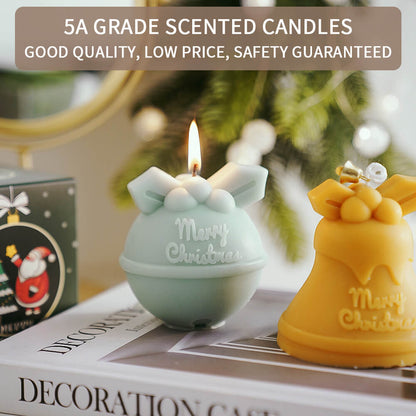 Velas con campanillas navideñas