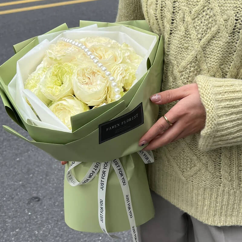 Papel de regalo con flores de mambo y menta de primavera 