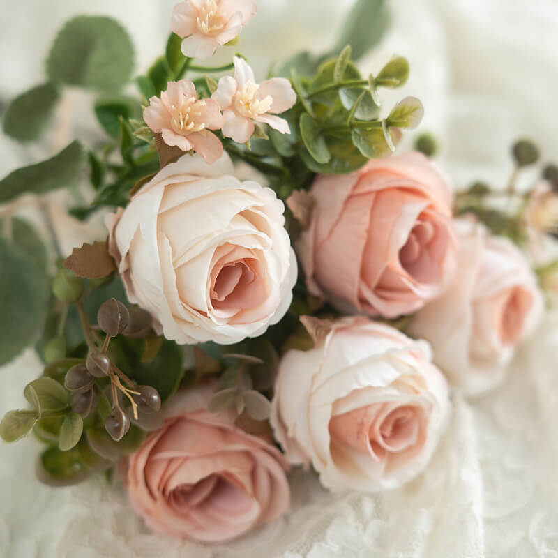 Arreglo de rosas de 5 cabezas con flores artificiales