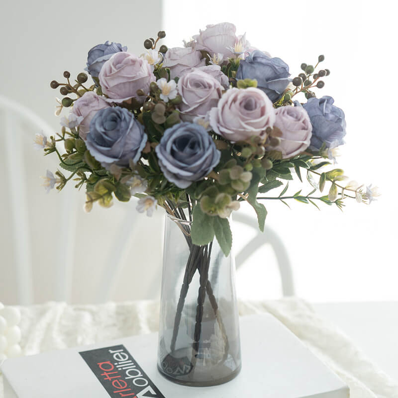 Arreglo de rosas de 5 cabezas con flores artificiales