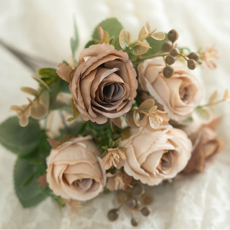 Arreglo de rosas de 5 cabezas con flores artificiales