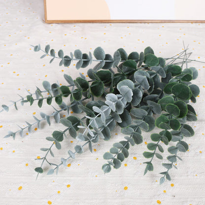 Arrangement de fausses feuilles d'eucalyptus