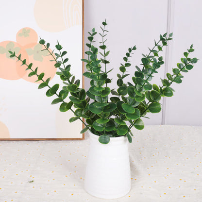 Arrangement de fausses feuilles d'eucalyptus