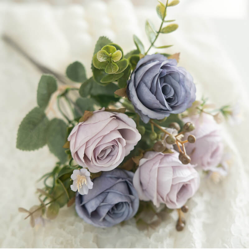 Arreglo de rosas de 5 cabezas con flores artificiales