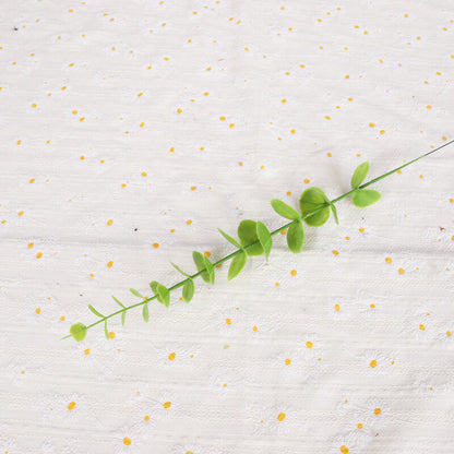 Arrangement de fausses feuilles d'eucalyptus