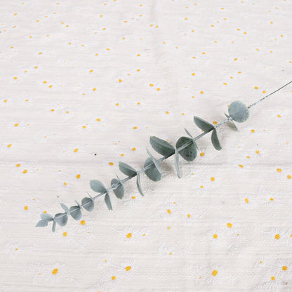 Arrangement de fausses feuilles d'eucalyptus