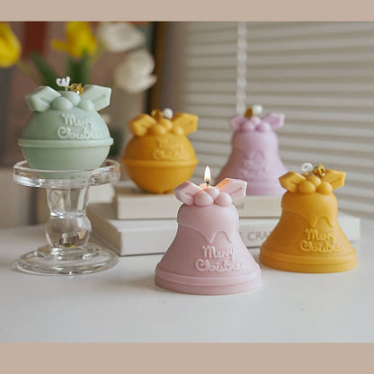 Velas con campanillas navideñas