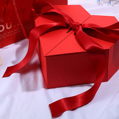 Boîtes en forme de cœur avec ruban
