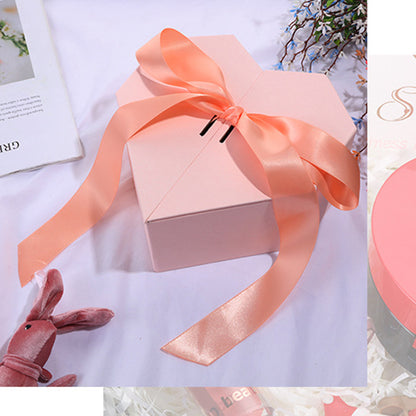 Boîtes en forme de cœur avec ruban