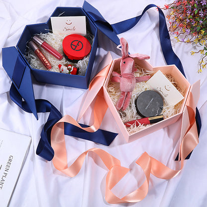 Boîtes en forme de cœur avec ruban