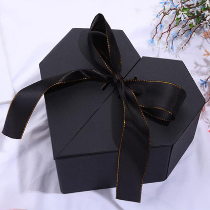 Boîtes en forme de cœur avec ruban