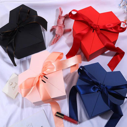 Boîtes en forme de cœur avec ruban