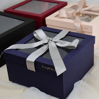 Caja de rosas con ventana cuadrada y lazo