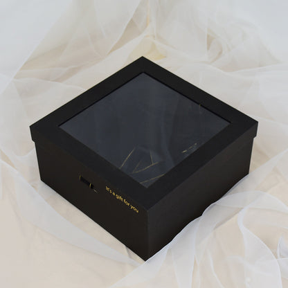 Caja de rosas con ventana cuadrada y lazo