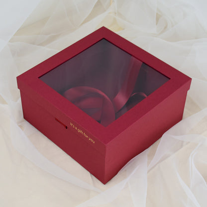 Caja de rosas con ventana cuadrada y lazo