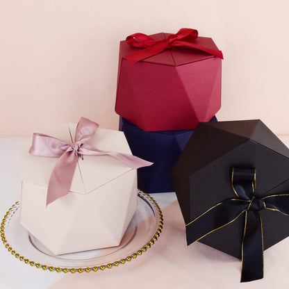 Caja de regalo con diseño hexagonal y cinta