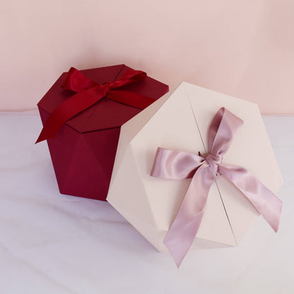 Caja de regalo con diseño hexagonal y cinta