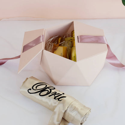 Caja de regalo con diseño hexagonal y cinta