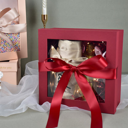 Caja de rosas con ventana cuadrada y lazo