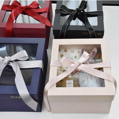 Caja de rosas con ventana cuadrada y lazo