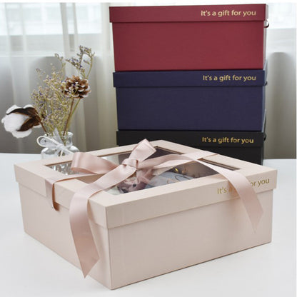 Caja de rosas con ventana cuadrada y lazo